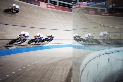 Miembros del equipo francés de ciclismo en pista femenino calientan durante la sesión entrenamiento dentro del velódromo de Izu (Japón).