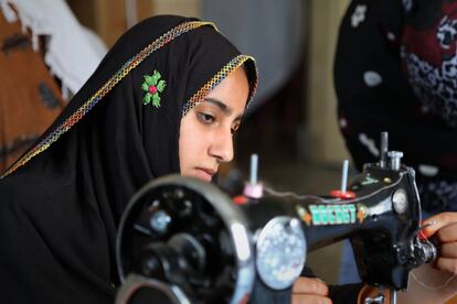 Marhaba, de 15 años, asiste a una clase de costura en un centro de formación profesional en la ciudad de Jalalabad (Afganistán). Dejó la escuela después del segundo grado, cuando tenía ocho años y la familia se mudó a las afueras de Kabul, donde su padre trabajaba fabricando ladrillos. "Me sentí triste, perdida, porque no había escuela a la que asistir. Pero estaba feliz de que mi papá tuviera un empleo", explica. Marhaba comenzó a trabajar junto a él en la fábrica. Ahora gana un poco de dinero vendiendo ropa y algunas artesanías.