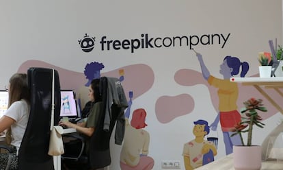 Trabajadoras en las oficinas de Freepik Company