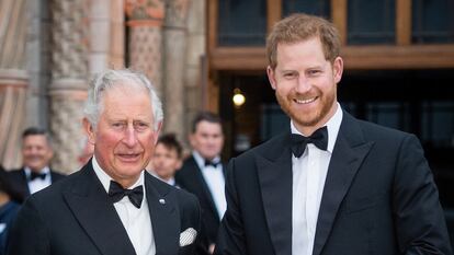 El rey Carlos y el príncipe Enrique en el Museo de Historia Natural de Londres, el 4 de abril de 2019.