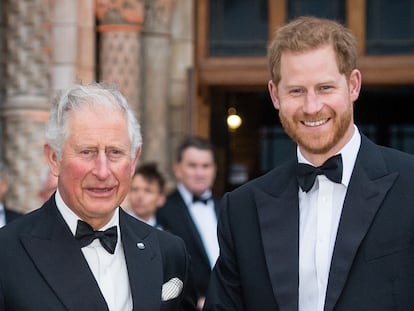 El rey Carlos y el príncipe Enrique en el Museo de Historia Natural de Londres, el 4 de abril de 2019.