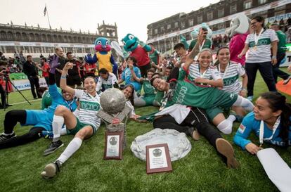 Los equipos mexicanos tras ganar el Mundial.