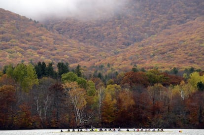 Un equipo universitario de piragüismo entrena en el lago Onota en Massachusetts, 23 de octubre.