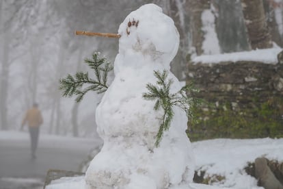Un muñeco de nieve, visto este martes en O Cebreiro, Lugo.