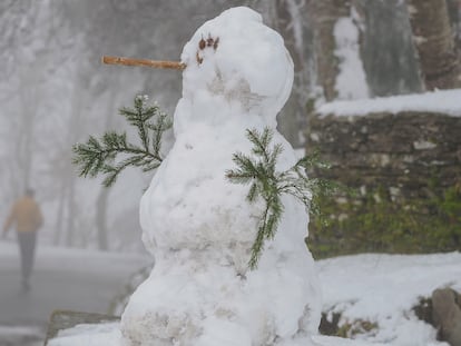 Un muñeco de nieve, visto este martes en O Cebreiro, Lugo.