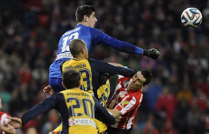 Aduriz intenta el remate ante Courtois