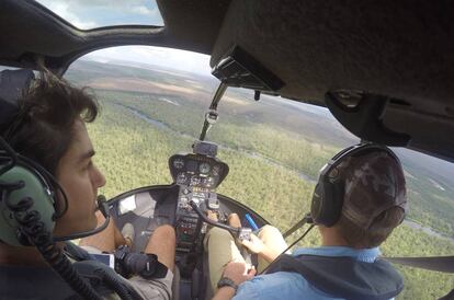Gonzalo Gimeno, director de Elefant Travel, en un helicóptero durante uno de sus viajes.