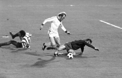 Hoeness, del Bayern, se dispone a rematar ante Reina en la final de 1974