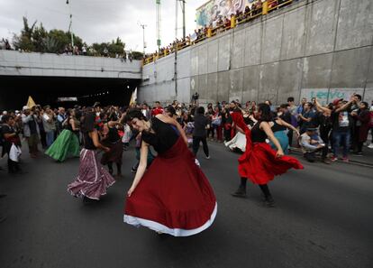 Bailarines danzan durante la marcha que rememora la matanza de Tlatelolco, el 2 de octubre de 2018, en Ciudad de México. 