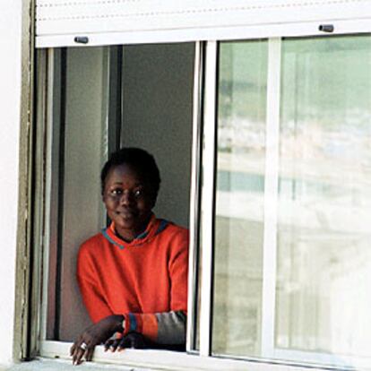 Salimata Sangare, asomada a la ventana del Hospital Universitario de Canarias.