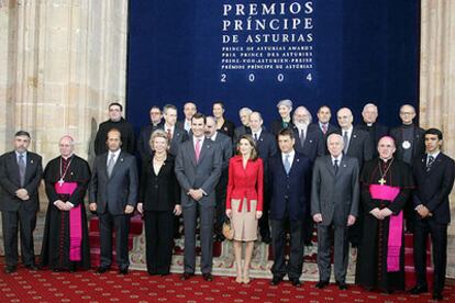 Don Felipe y doña Letizia posan para la foto oficial con todos los galardonados en la 24ª edición de los Premios Príncipes de Asturias, en el hotel de la Reconquista.