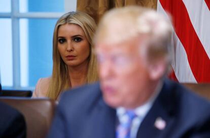Ivanka Trump escucha a su padre, Donald Trump, en la Casa Blanca.