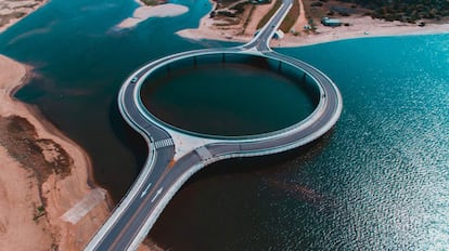 El arquitecto uruguayo Rafael Viñoly, célebre por construcciones como el Foro Internacional de Tokio o el Teatro Curve de Londres, es el autor del primer (y único) puente circular del mundo. La obra de Viñoly conecta las ciudades de Maldonado y Rocha y su prioridad fue proteger el ecosistema con una altura suficiente que permite la libre circulación de barcos. Sobre su inédita forma en círculo, Daniel Díez Martínez pone en duda si se antepuso el diseño a su utilidad. “Cuando a los arquitectos se les encarga el diseño de un puente, suelen optar por soluciones poco ortodoxas. Y desde luego, Rafael Viñoly es cualquier cosa menos un arquitecto ortodoxo. ¿Tiene algún sentido hacer un puente circular como este, que multiplica la cantidad de material (y por tanto, de dinero) necesario para su construcción? Viñoly afirma que proyectó un trazado en circunferencia para reducir la velocidad de los coches. Esta explicación tiene sentido, pero posiblemente esta decisión de diseño también tenga que ver con la fascinación que los arquitectos sentimos por las formas circulares desde el Panteón de Agripa. Porque, aunque algunos maestros del Movimiento Moderno lo repitieran como un mantra hasta la saciedad, la forma no siempre sigue a la función”.