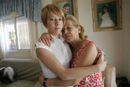 Verónica Rodríguez García y su madre, Mari Carmen García, se abrazan en su casa de Benejúzar, el jueves.