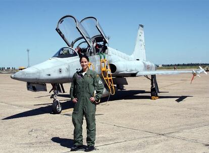 La alférez Rocío González, delante del F-5 que pilota.