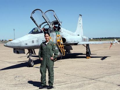 La alférez Rocío González, delante del F-5 que pilota.