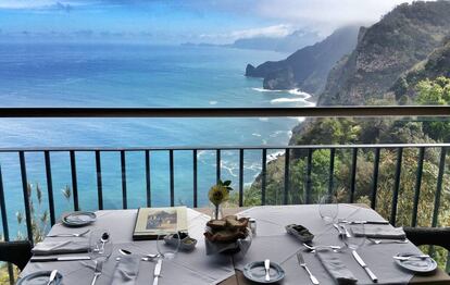 Mesa del restaurante Quinta do Furão, con vistas a los acantilados de la isla.