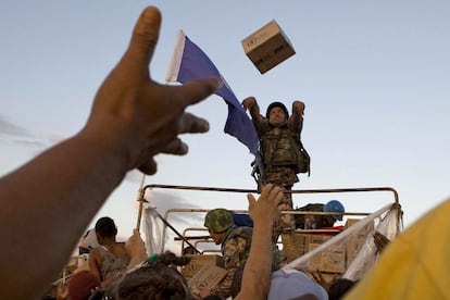 Todo el mundo se volcó en ayudar a Haití tras el terremoto. En la imagen, un grupo de 'cascos azules' jordanos reparten comida en las calles de Puerto Príncipe.