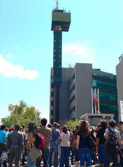 Empleados de la cadena de televisión y la emisora autonómicas se concentran a las puertas de la sede del ente público, en la Ciudad de la Imagen.