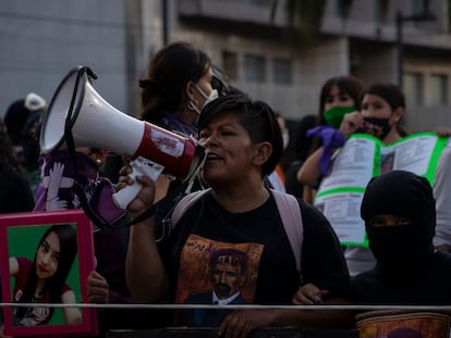 Una mujer grita en un megáfono durante una protesta en las calles de Ciudad de México, en 2020.