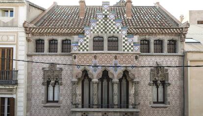 La fachada de la casa Coll i Reg&agrave;s, construida por Puig i Cadafalch en  Matar&oacute; y que se acaba de restaurar.