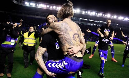 Los jugadores del Alavés celebran el pase a la final.