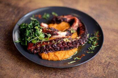 Pulpo con puré de boniato.