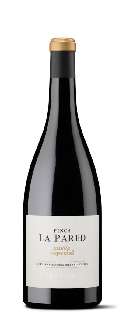 La bodega navarra Marco Real presenta sus nuevos vinos Finca La Pared –Graciano, Syrah y Cuvée Especial– procedentes de una selección de parcelas de viñedos situados en la Sonsierra navarra. De cada uno de estos tres vinos, se han elaborado 6.000 botellas. En la imagen, Finca La Pared Cuvée Especial 2019, un coupage de las variedades de uva graciano y syrah. Ha tenido una crianza de 14 meses en barrica de roble americano que ensalzan la frescura del vino y promueven su afinamiento. Es un vino fresco, con volumen, largo y complejo. Precio: 25 euros.