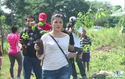 Un grupo de voluntarios participa en una campaña de reforestación en el municipio de Tisma, departamento de Masaya (Nicaragua).