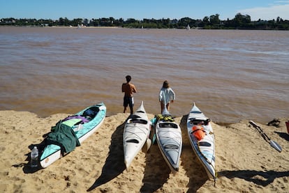 Dos kayakistas en una playa de la isla, como se llama a los humedales de Rosario.