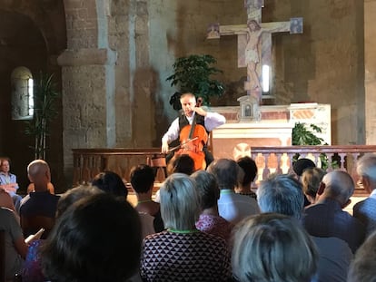 Pieter Wispelwey durante su concierto en la iglesia de Santo Stefano en Castelmuzio.