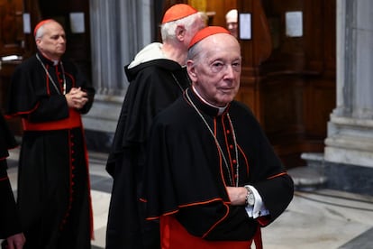 El cardenal peruano Juan Luis Cipriani, durante la visita a la tumba del papa Francisco, con el resto de los purpurados, el pasado 27 de abril.