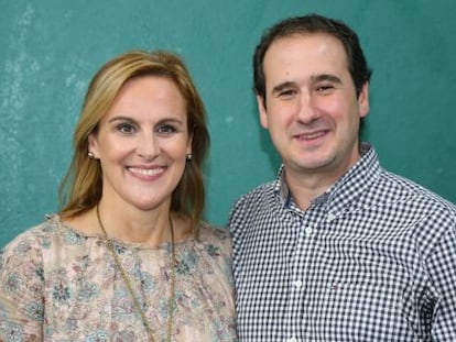 El alcalde de Arrigorriaga, Asier Albizua, junto a la presidenta del PNV de Bizkaia, Itxaso Atutxa.