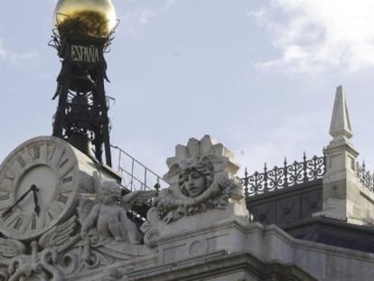 Reloj en la fachada de la sede del Banco de Espa&ntilde;a, en la Plaza de Cibeles en Madrid. EFE/Archivo