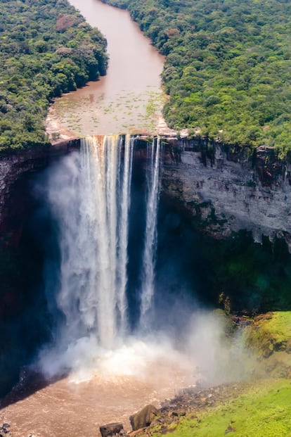 Guyana. Es uno de los países menos conocidos de Sudamérica, conectado con el mundo cultural caribeño y con un 90% de su territorio cubierto por selva tropical. Un lugar que invita a conectar con la naturaleza y con un ritmo de vida diferente. En Guyana quedan todavía osos hormigueros gigantes, amplios bosques tropicales, cascadas increíbles, jaguares esquivos y también muchos 'eco-resorts' que han ido construyendo un modelo turístico diferente. Es también el único país de Sudamérica con el inglés como lengua oficial, y al que apenas van 400.000 turistas anuales. Una de las experiencias imprescindibles para quienes viajan hasta aquí es acercarse a las cataratas Kaieteur (en la imagen), una impresionante y rugiente manifestación de la fuerza de la naturaleza, entre una frondosa vegetación. Y solo hay algo mejor que sobrevolar el interior de Guyana: atravesarlo. Se puede hacer en microbús hasta la pequeña localidad de Lethem, un viaje largo, pero con un premio maravilloso: salir de la espesa selva y entrar en las extensas y abiertas sabanas que cubren la mayor parte del sur del país. Por todo el territorio, los 'eco-lodges' se han convertido en la única alternativa de alojamiento y algunos de estos hospedajes han cosechado premios y reconocimiento por su enfoque comunitario y su labor de conservación. Lo que no hay aquí son muchas playas. Entre las excepciones, la conocida como 63 Beach.