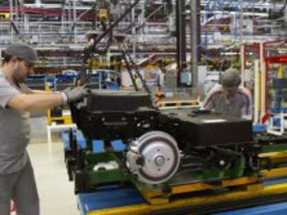 Trabajadores en una f&aacute;brica de coches. 