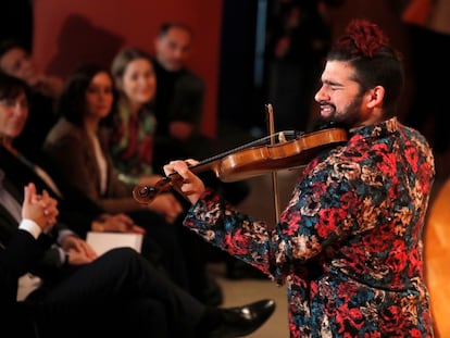 Un violinista actúa durante la presentación de la Red de Teatros de Madrid.