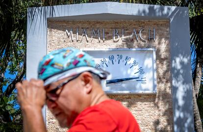 Un hombre pasa ante un termómetro que marca 105 grados Fahrenheit en Miami (alrededor de 40 grados Celsius), el pasado 30 de julio.