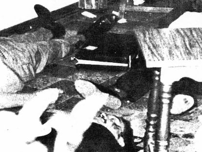 El cuerpo del autor de la matanza (a la izquierda de la fotografía, parcialmente), junto a los cadáveres de algunas de sus víctimas. 