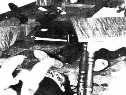El cuerpo del autor de la matanza (a la izquierda de la fotografía, parcialmente), junto a los cadáveres de algunas de sus víctimas.