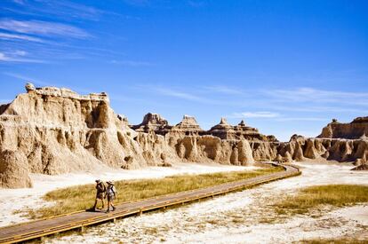 El llamado Muro de Badlands, una pintoresca formación de pináculos rocosos que recorre las amplias planicies de Dakota del Sur, sirven como telón de fondo a uno de los paisajes más evocadores de la historia estadounidense: la de manadas de bisontes pastando apaciblemente en las verdes y grandes llanuras septentrionales, territorio Sioux antes de la llegada de los primeros colonos, a finales del siglo XIX. El parque nacional de Badlands, que integra gran parte de esta formación geológica, entró a formar parte del National Park Service en 1978.