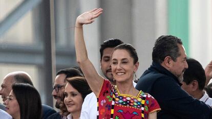 La jefa de gobierno de la Ciudad de México, Claudia Sheinbaum, saluda durante un mitin en defensa de la reforma eléctrica.