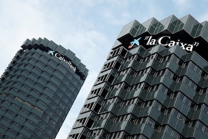 Logos de Caixabank y la Caixa en la sede de la entidad en Barcelona, en una imagen de 2020.