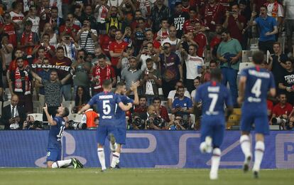 El jugador del Chelsea, Olivier Giroud, celebra junto a sus compañeros el primer tanto del encuentro.