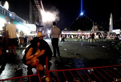 Dos personas intentan protegerse en la zona donde se ha escuchado el tiroteo. 