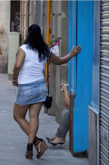 Imatge d'una prostituta al centre de Barcelona.