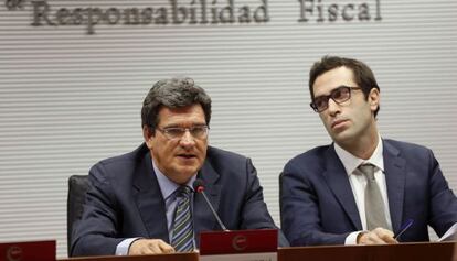 El presidente de la Airef, Jos&eacute; Luis Escriv&aacute;, y el economista Carlos Cuerpo, este martes durante la presentaci&oacute;n del informe. 