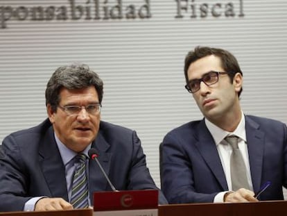 El presidente de la Airef, José Luis Escrivá, y el economista Carlos Cuerpo, este martes durante la presentación del informe.