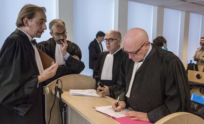 El abogado de Llarena (al fondo), junto a Gonzalo Boye y Paul Bekaert, letrados de Puigdemont y los exconsejeros huidos.