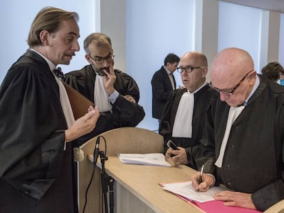 El abogado de Llarena (al fondo), junto a Gonzalo Boye y Paul Bekaert, letrados de Puigdemont y los exconsejeros huidos.